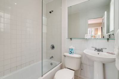 Interior del baño en la habitación King estándar en Crest Hotel