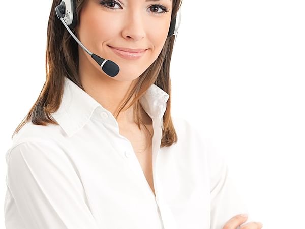 A lady wearing a Bluetooth device with an earphone and a mic