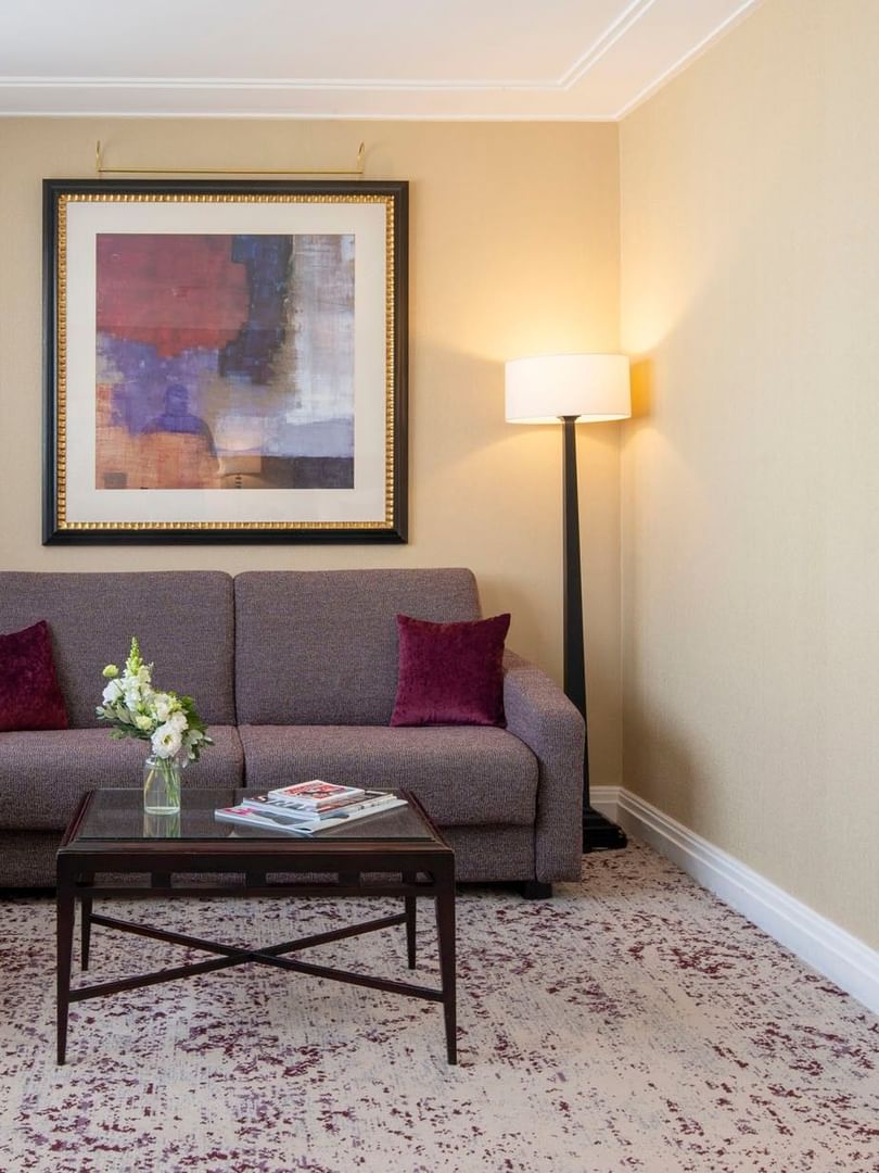 Une chambre Junior Suite à la décoration élégante et dotée d'un lit douillet au Warwick Champs-Élysées Paris.