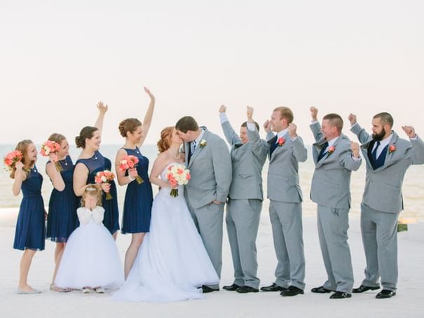 Couple kissing & Bridal party cheering at Rod N Reel Resort