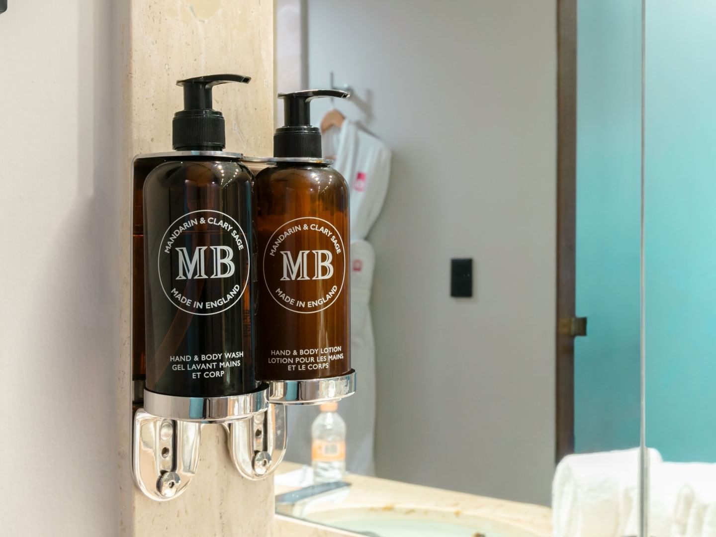 Dos botellas de gel y champú en el baño del Camino Real Club 2 Camas Dobles en Ciudad de México