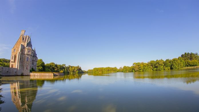 Vue extérieure et près du lac serein au Domaine De La Bretesche