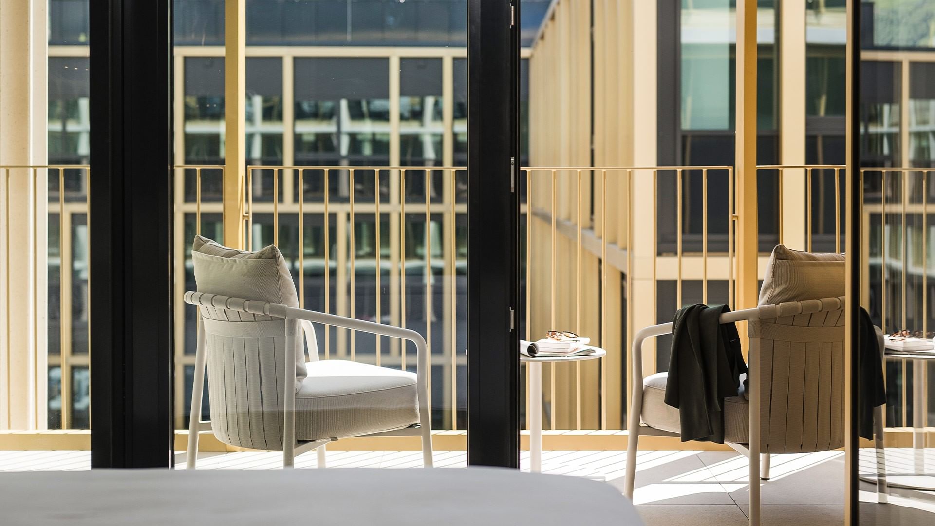 Balkon-Ansicht von zwei Stühlen und einem Tisch am Falkensteiner Hotel Bozen WaltherPark in Bolzano.