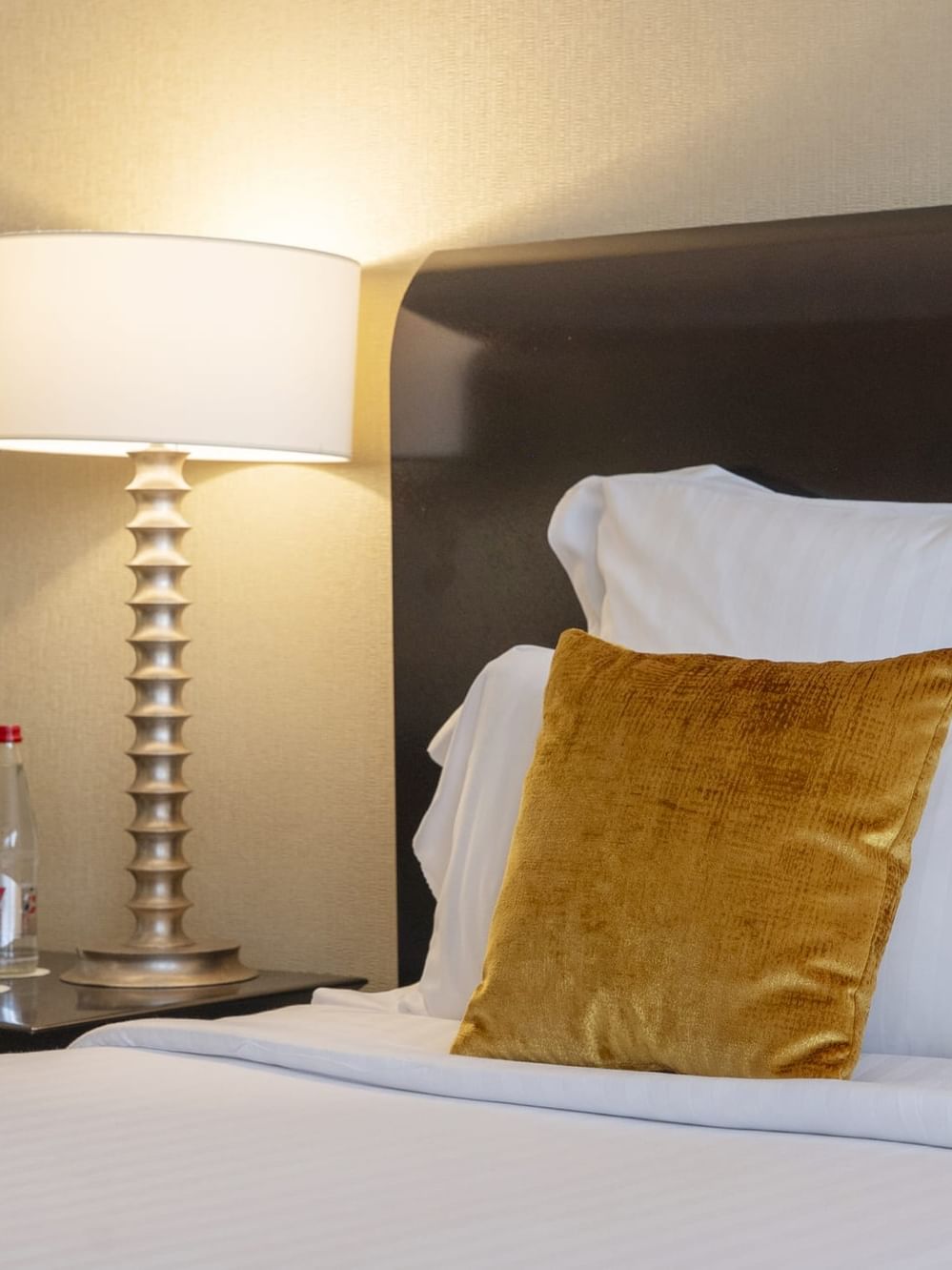 Une chambre Junior Suite à la décoration élégante et dotée d'un lit douillet au Warwick Champs-Élysées Paris.