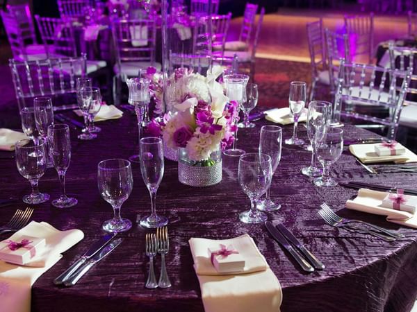 Montaje de mesa con decoración floral en el Megapolis Hotel Panama