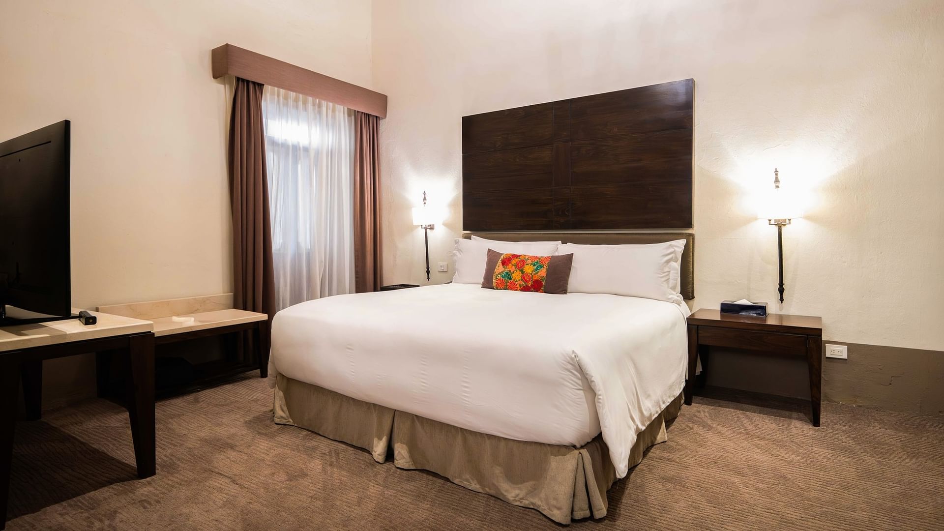 Habitación elegante con cama king en Suite Presidencial en Quinta Real Puebla, Heroica Puebla de Zaragoza