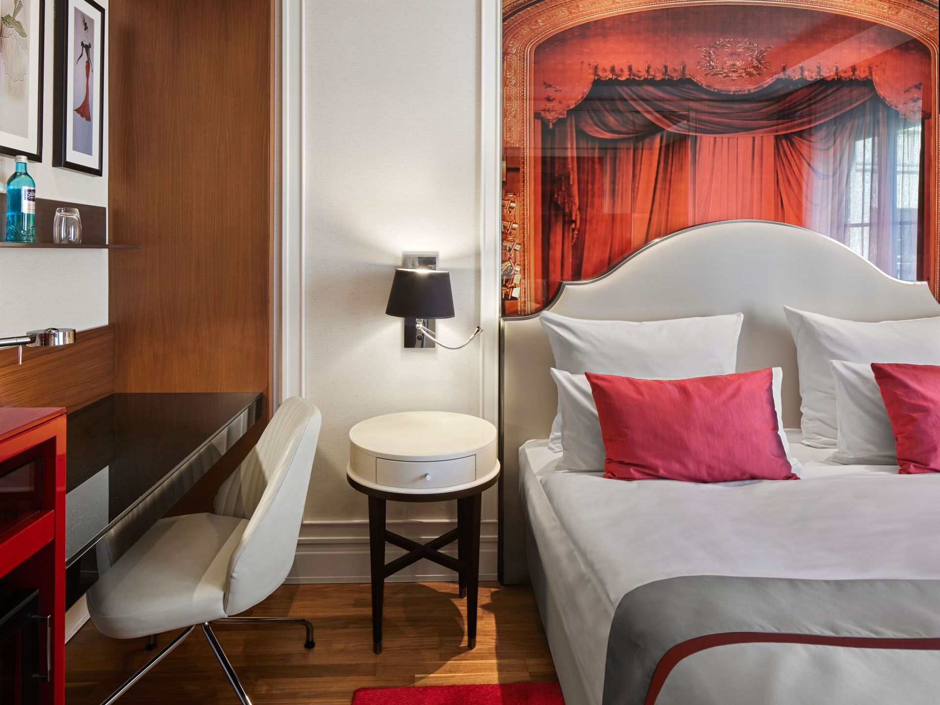 Großes Bett mit Arbeitsbereich im Deluxe Zimmer des Titanic Gendarmenmarkt Berlin.