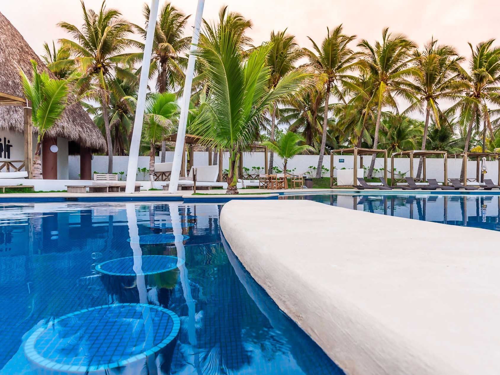 View of the pool area in Aqua Bar at La Mar Monterrico