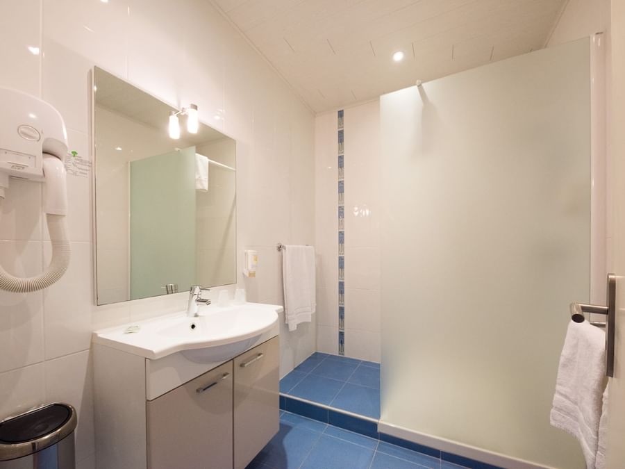 Bathroom interior in Chambre Confort at Le Kastelberg