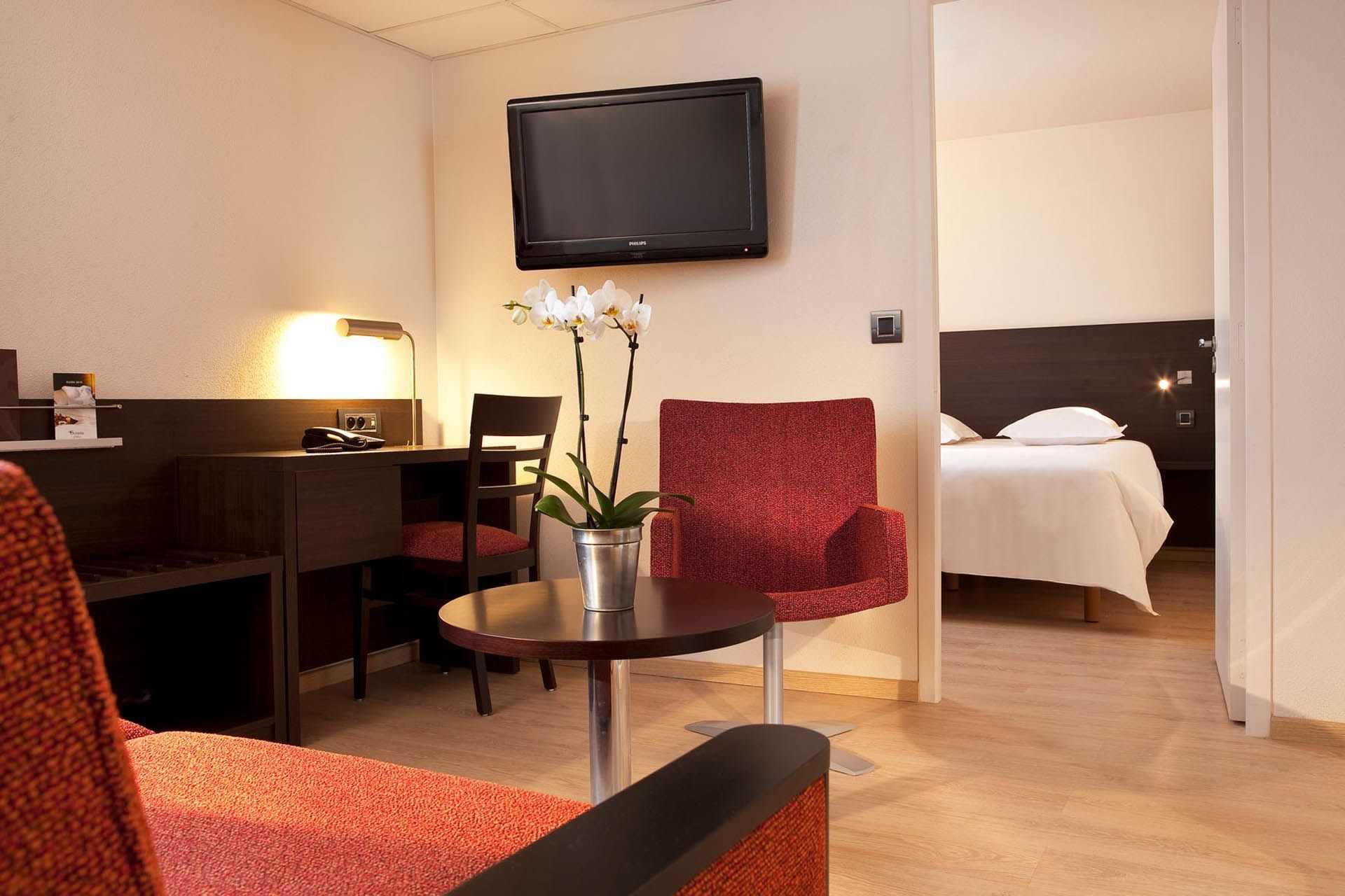 Coin salon et bureau dans une chambre à l'Escale Oceania Aix-en-Provence