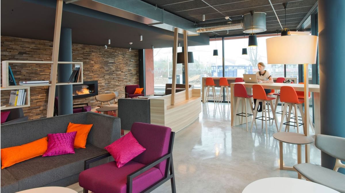 Zone de travail confortable et élégante au Nomad Hotels Paris Roissy