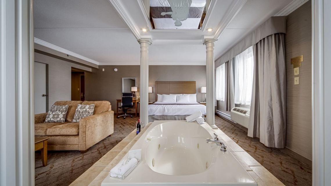 Deluxe King Jacuzzi Suite Monte Carlo Inns Vaughan Suites