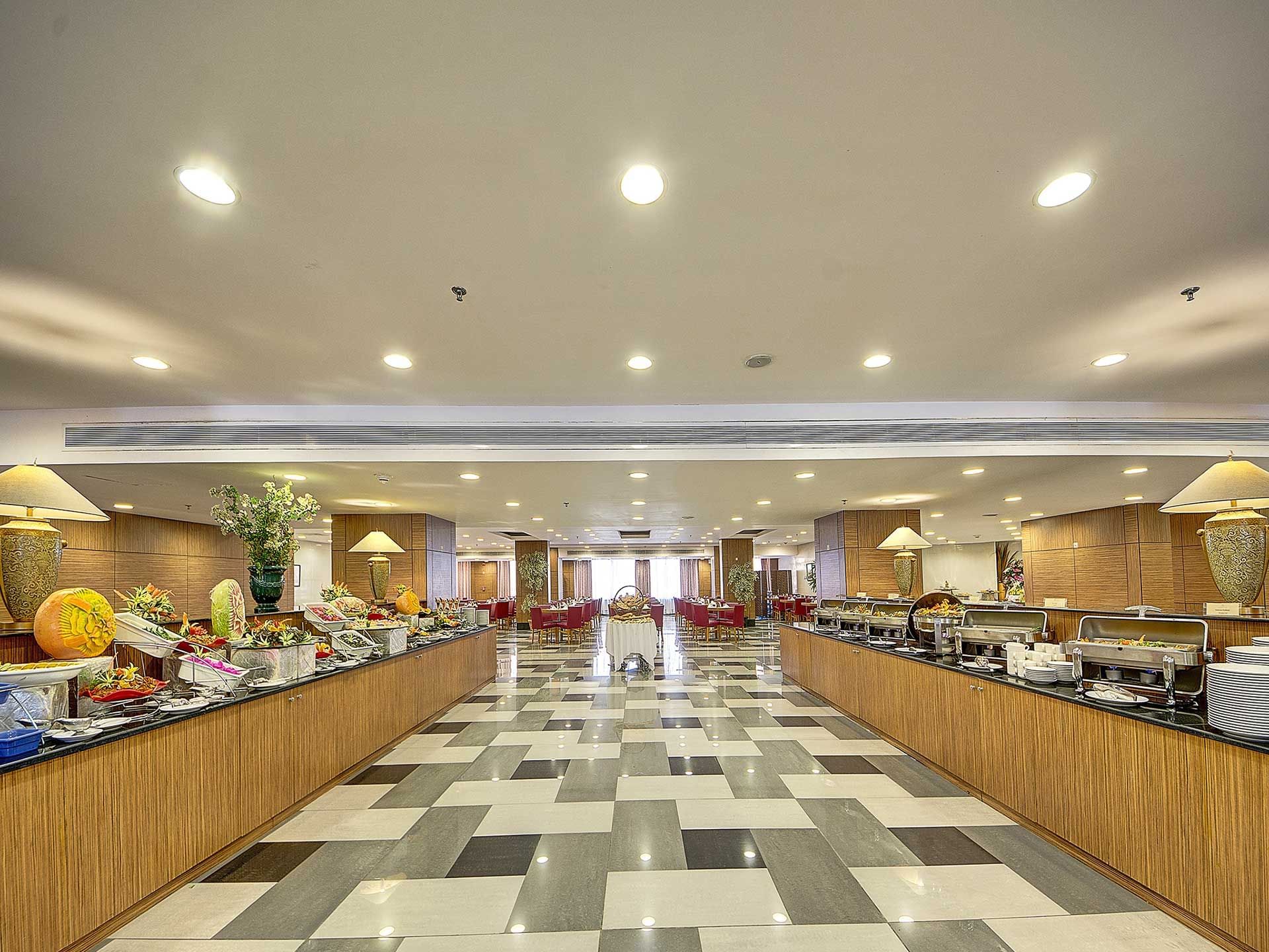 Buffet tables in Al Marwa Restaurant at Elaf Bakkah Hotel