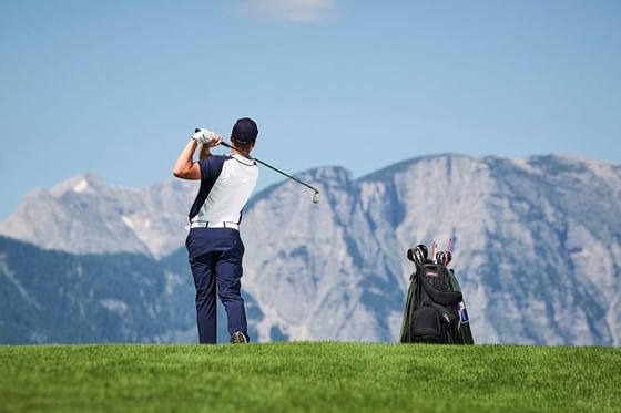 Mann spielt Golf am Golfplatz von Schloss Pichlarn