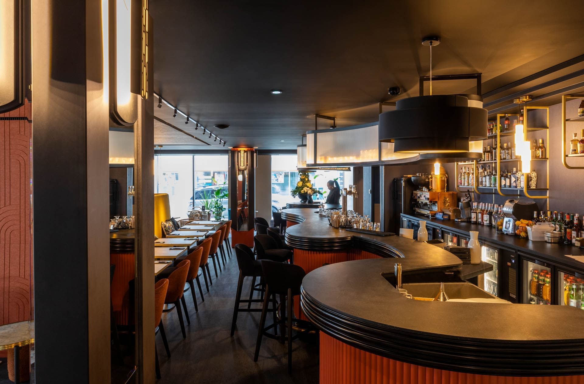 Comptoir du bar et coin salon à l'Oceania Le Conti Brest