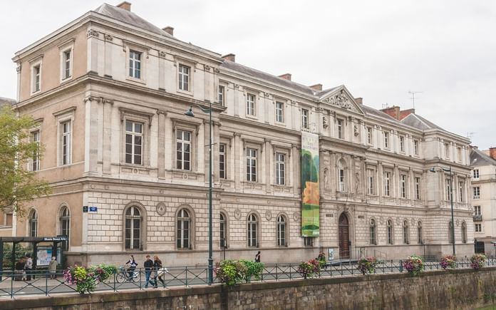 Extérieur du Musée des Beaux-Arts de Rennes près des Hôtels Oceania