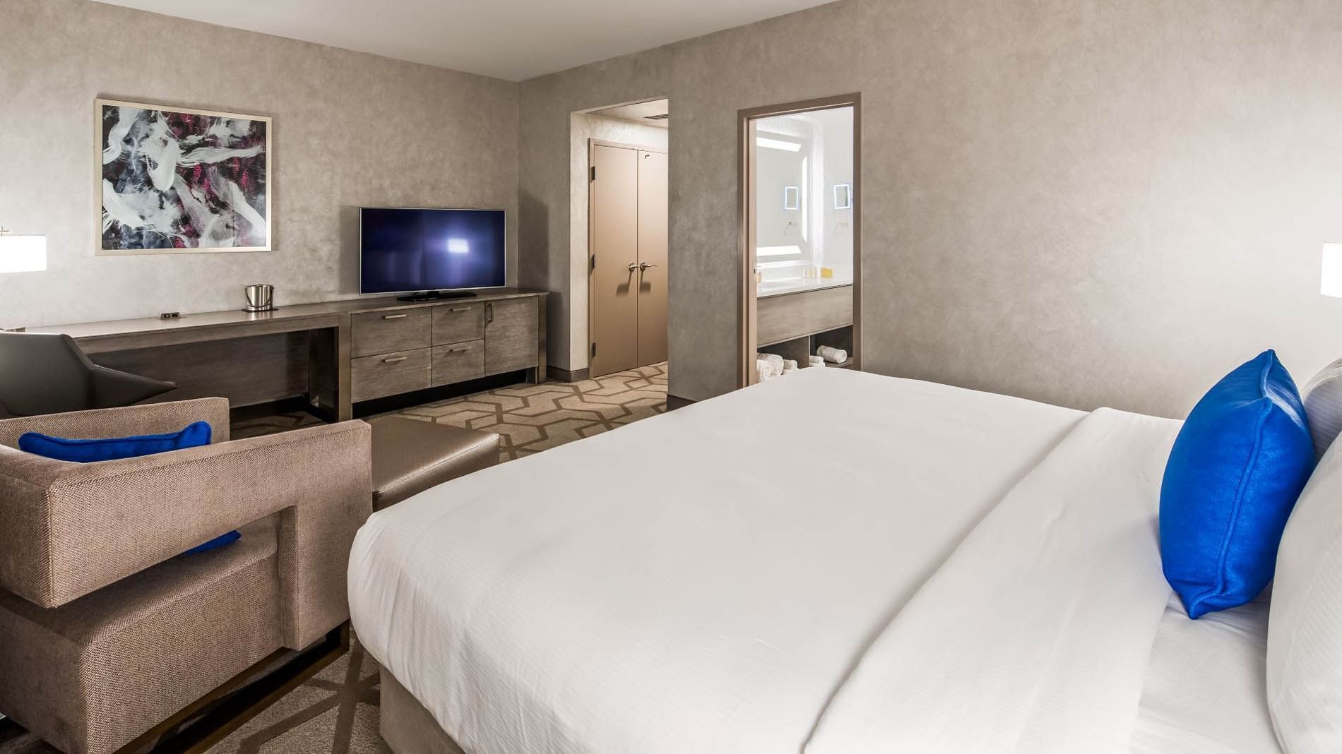 Interior of Standard King bedroom at the Kingsley Bloomfield