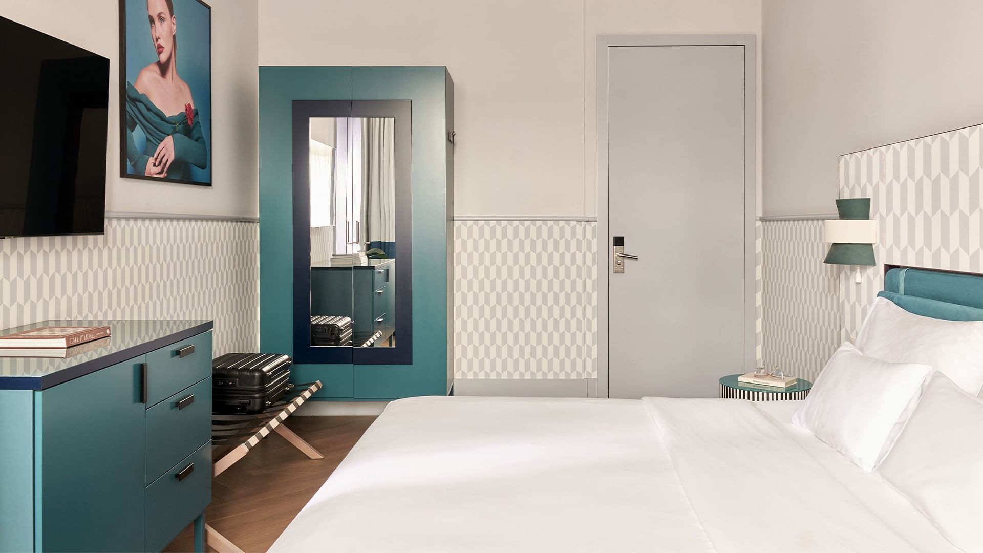 Prostorný Superior pokoj s velkým lůžkem a moderním nábytkem na Falkensteiner Hotel Prague v Praze.