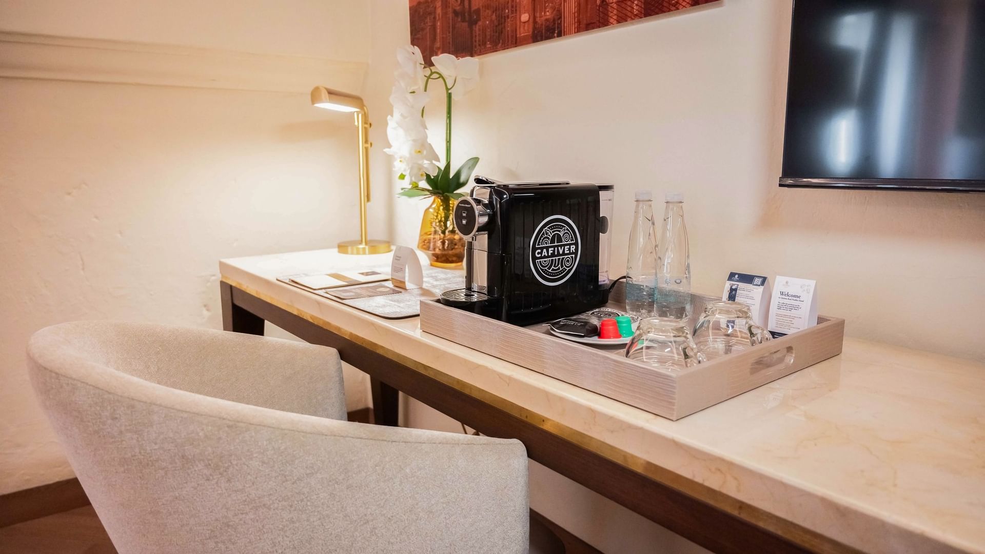 Mesa con cafetera y silla en la habitación Premium 2 Camas Queen de Quinta Real Puebla en Heroica Puebla de Zaragoza.