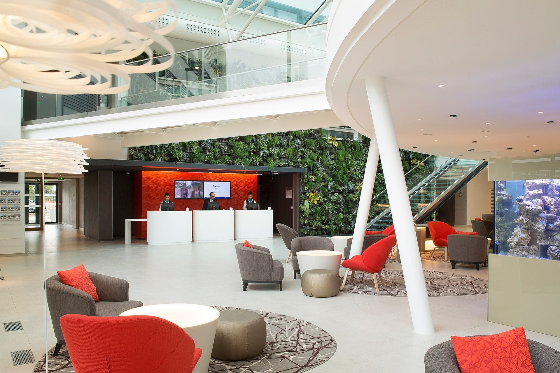 Réception et coin salon du hall, Oceania Paris Roissy CDG