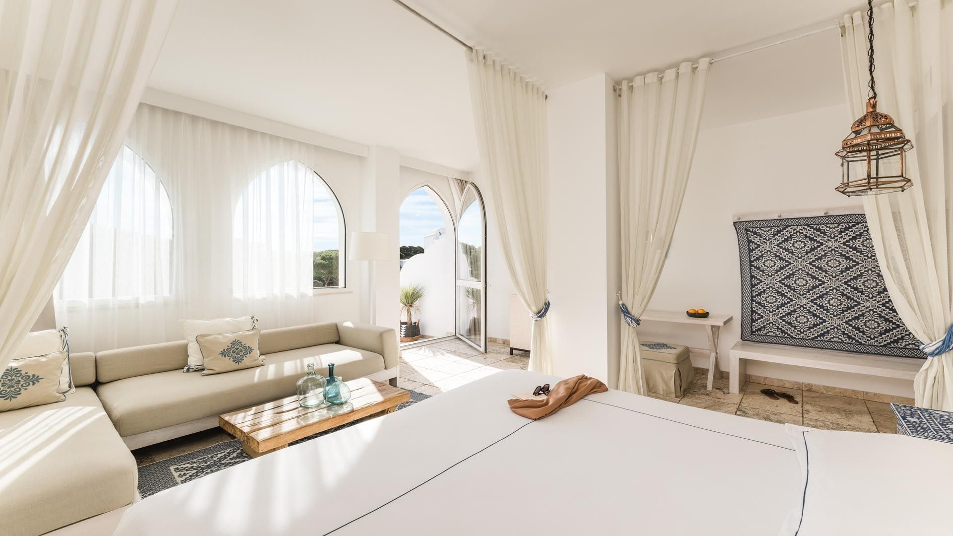 Suite Junior con vista sul parco presso il Falkensteiner Resort Capo Boi a Villasimius.