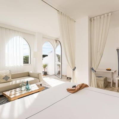 Suite Junior con vista sul parco presso il Falkensteiner Resort Capo Boi a Villasimius.