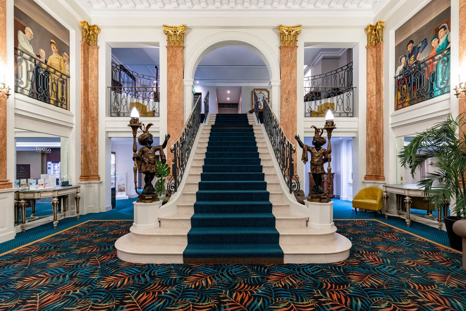 Escalier dans la zone du hall à Oceania L'Univers Tours