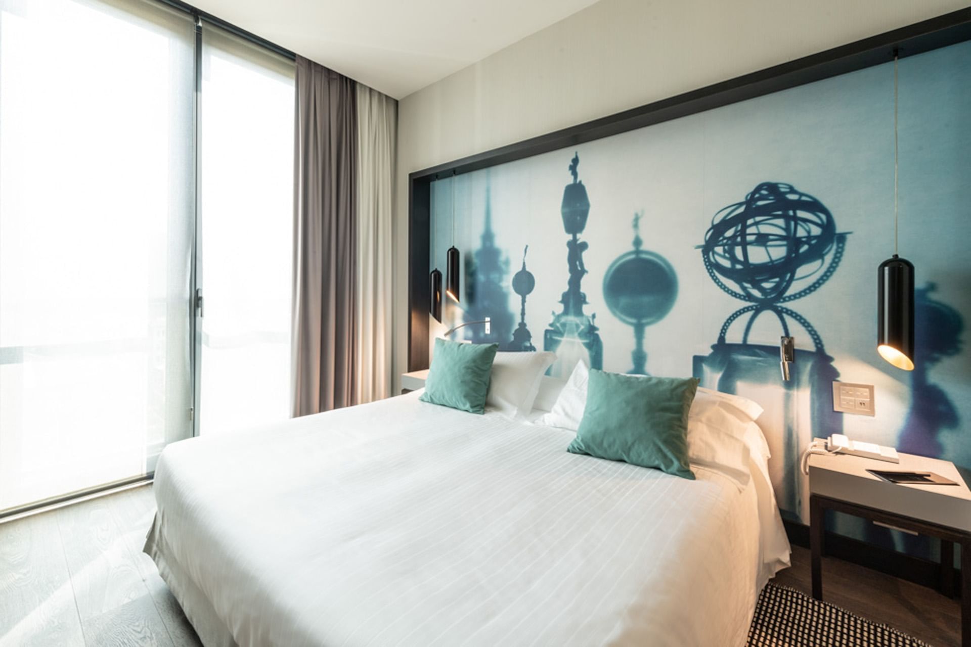 Suite con camera elegante con letto grande, cuscini, lampade, e murale artistico al DUPARC Contemporary Suites