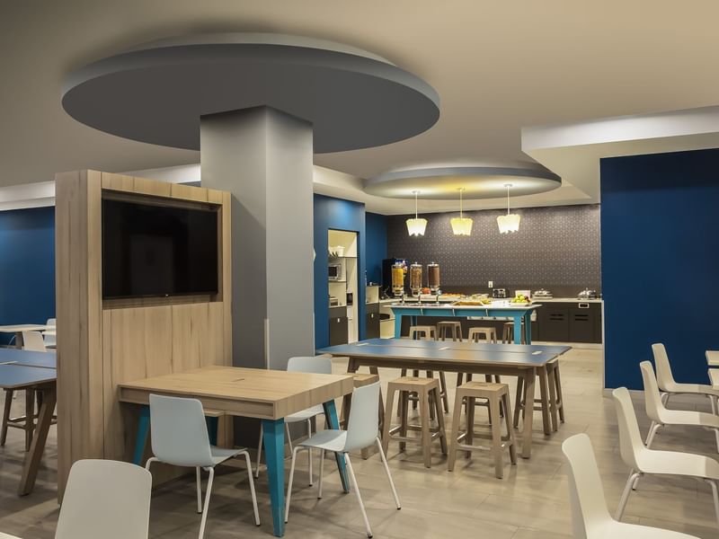 Interior de un comedor en una sala de desayunos en One Hotels