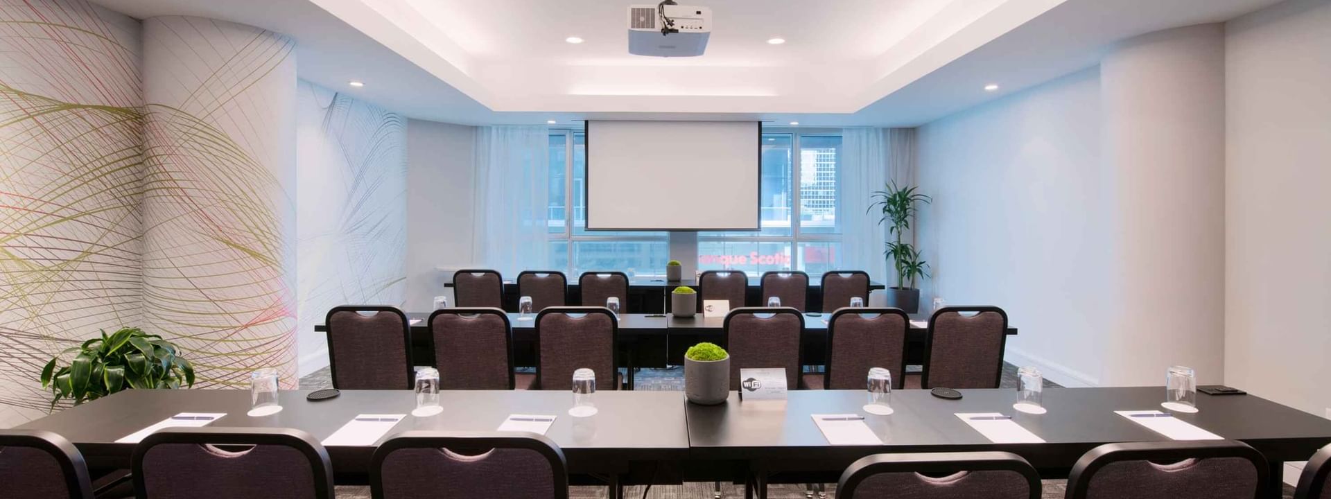 Aménagement de la salle de classe avec moquette au Salon Drummond de Warwick Hotels and Resorts
