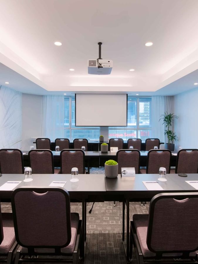 Classroom set-up with carpeted floors in Salon Drummond at Warwick Le Crystal Montreal