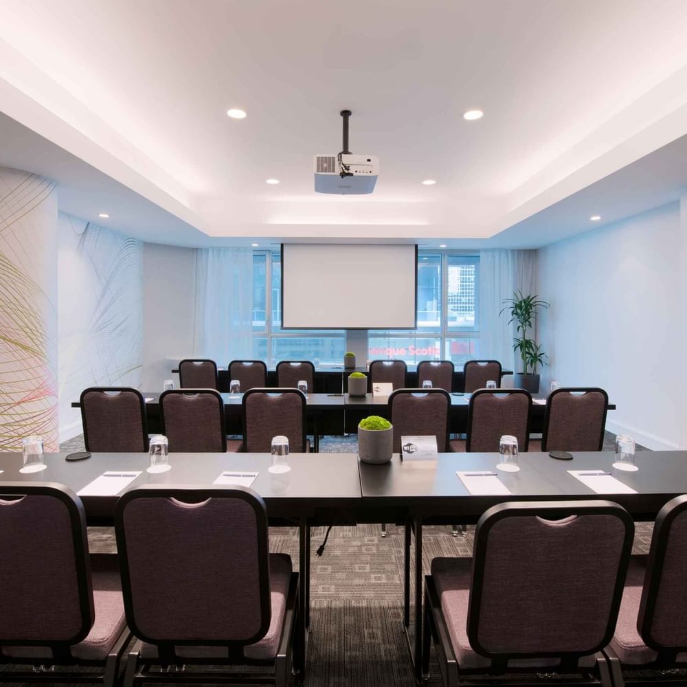 Aménagement de la salle de classe avec moquette au Salon Drummond de Warwick Hotels and Resorts