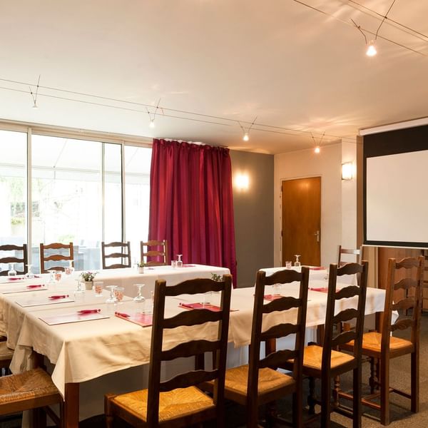 Table arrangement in The Chateau Room at Originals hotels