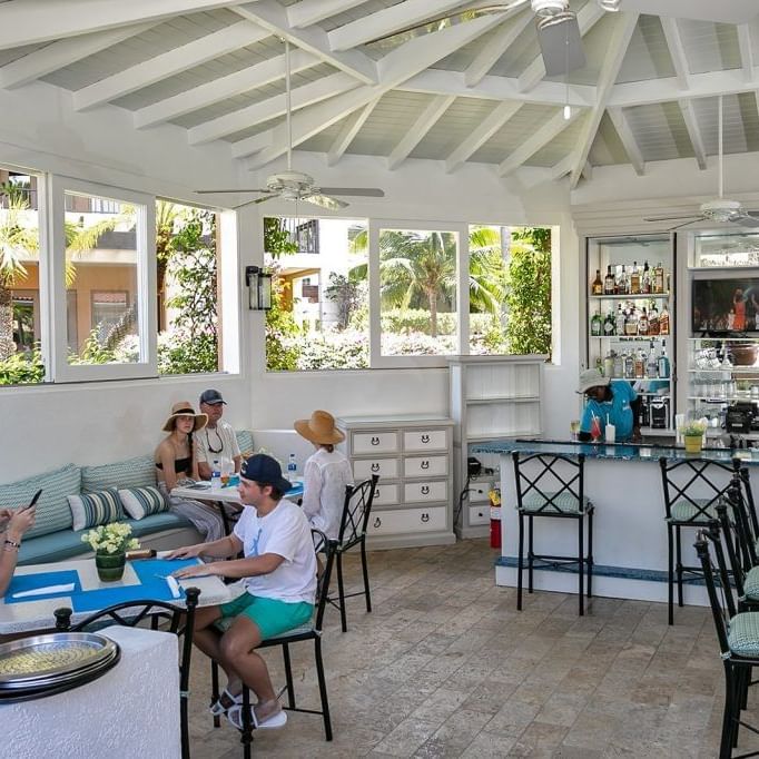 LunaSea Pool Bar & Grill in The Somerset On Grace Bay