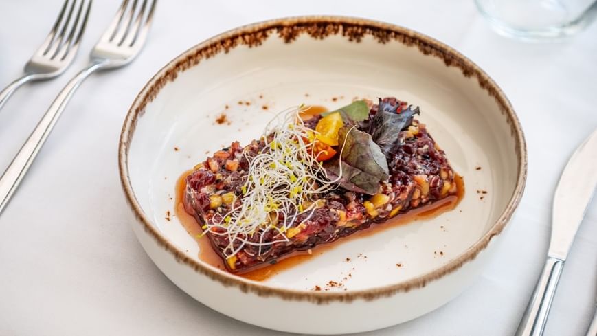 Tartare de poisson à la mangue, à la fraise et au sésame