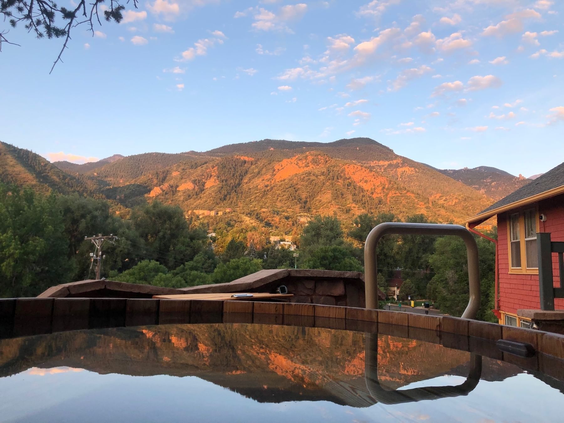 Outdoor jacuzzi with a mountain view at Kinship Landing