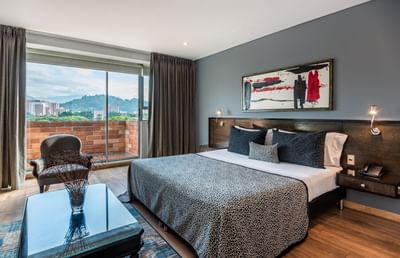 habitacion cama king con sofa cama y TV