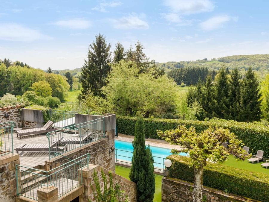 An Outdoor Pool with the garden view at Auberge La Tomette