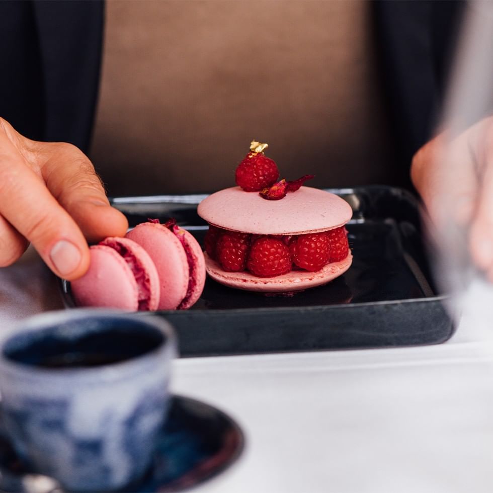 Valentinstagsdinner in Marienbad mit pinken Macarons und Himbeertorte.