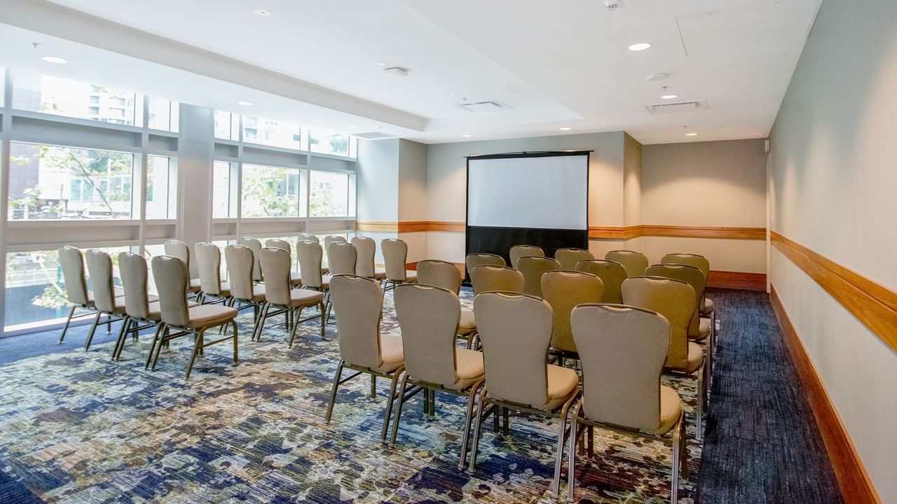 Meeting room with chairs and a projector screen