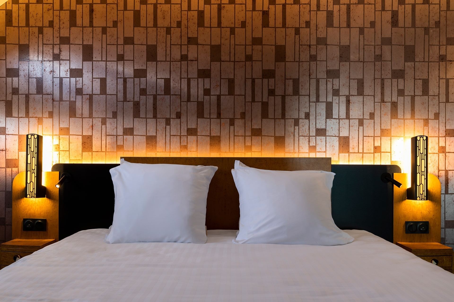 Lit avec lampes et décoration murale à l'Oceania Le Conti Brest