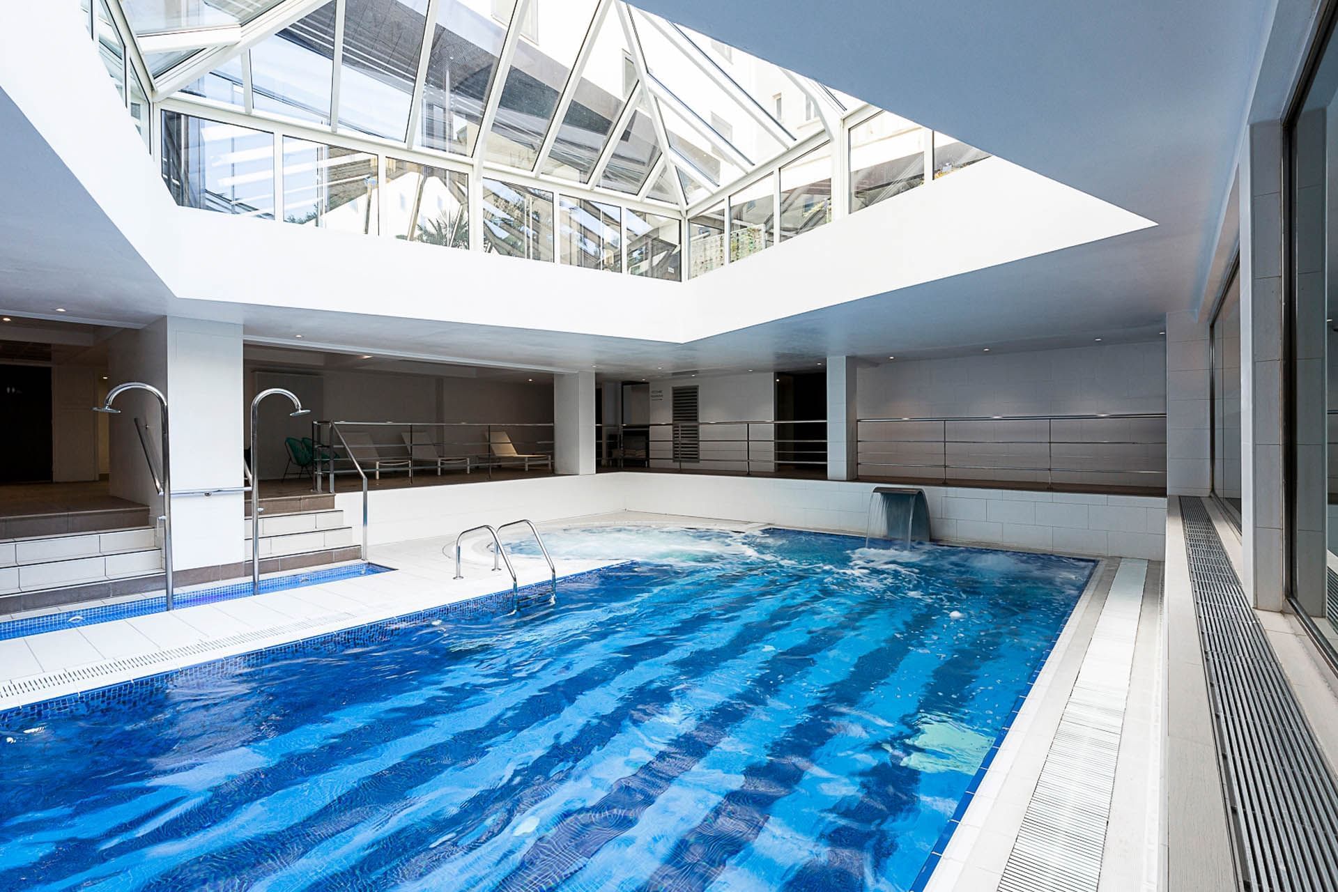 Zone de la piscine intérieure à l'Oceania Paris Porte de Versailles