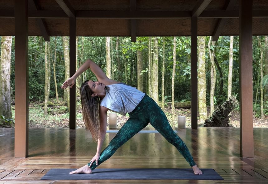 femme en posture de yoga
