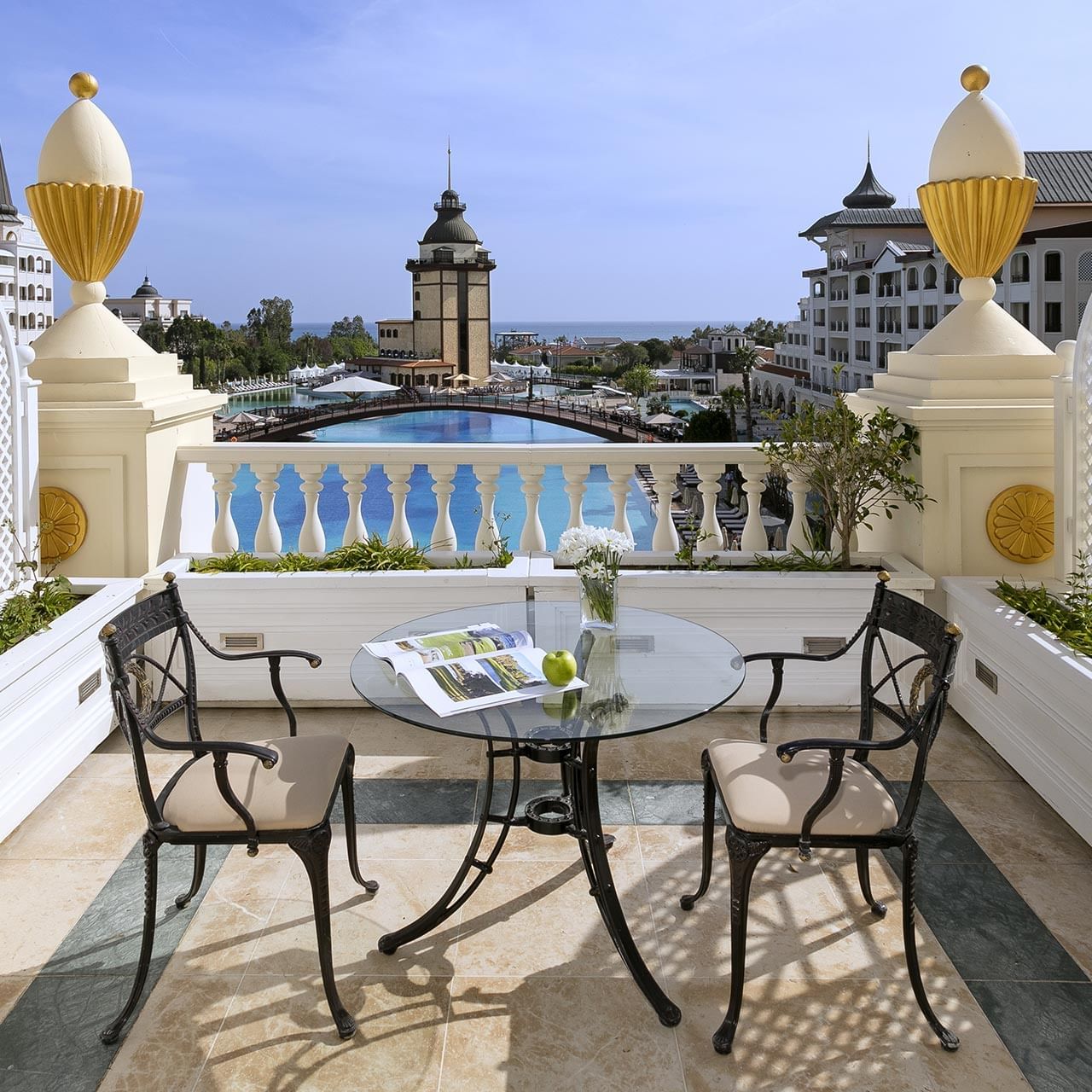 Открытая зона отдыха в классическом номере Titanic Mardan Palace — свежесть и комфорт.