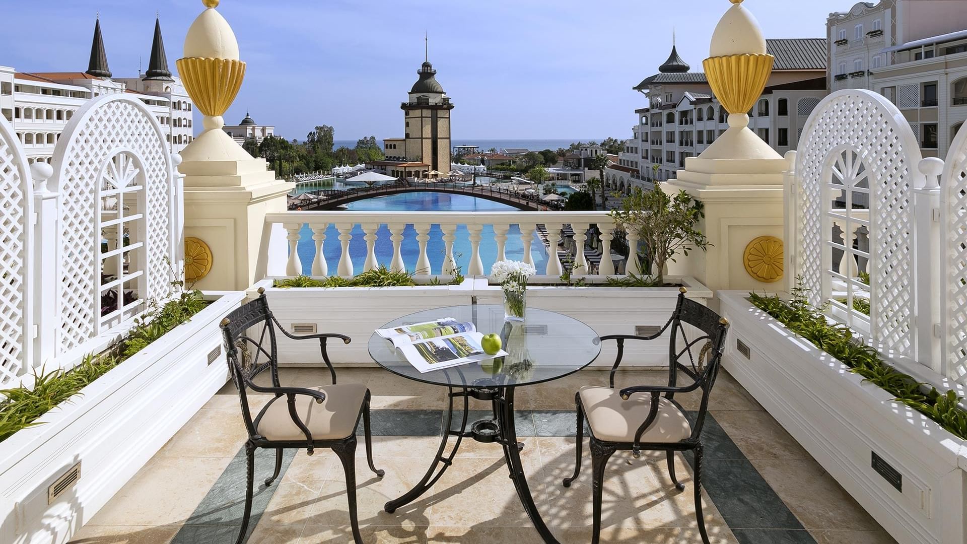 Открытая зона отдыха в классическом номере Titanic Mardan Palace — свежесть и комфорт.