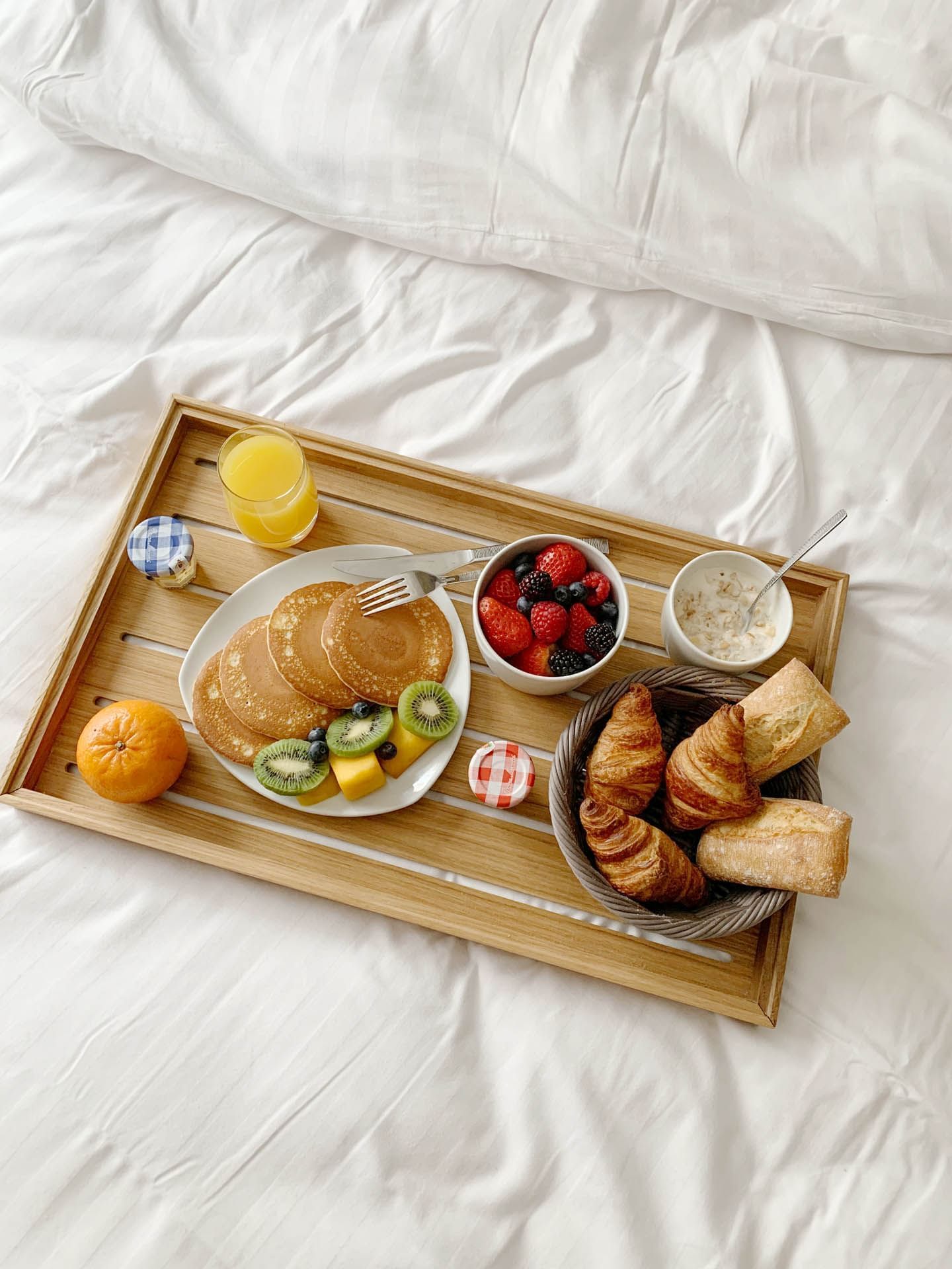 Petit-déjeuner arrangé sur un lit, Oceania Paris Porte de Versailles
