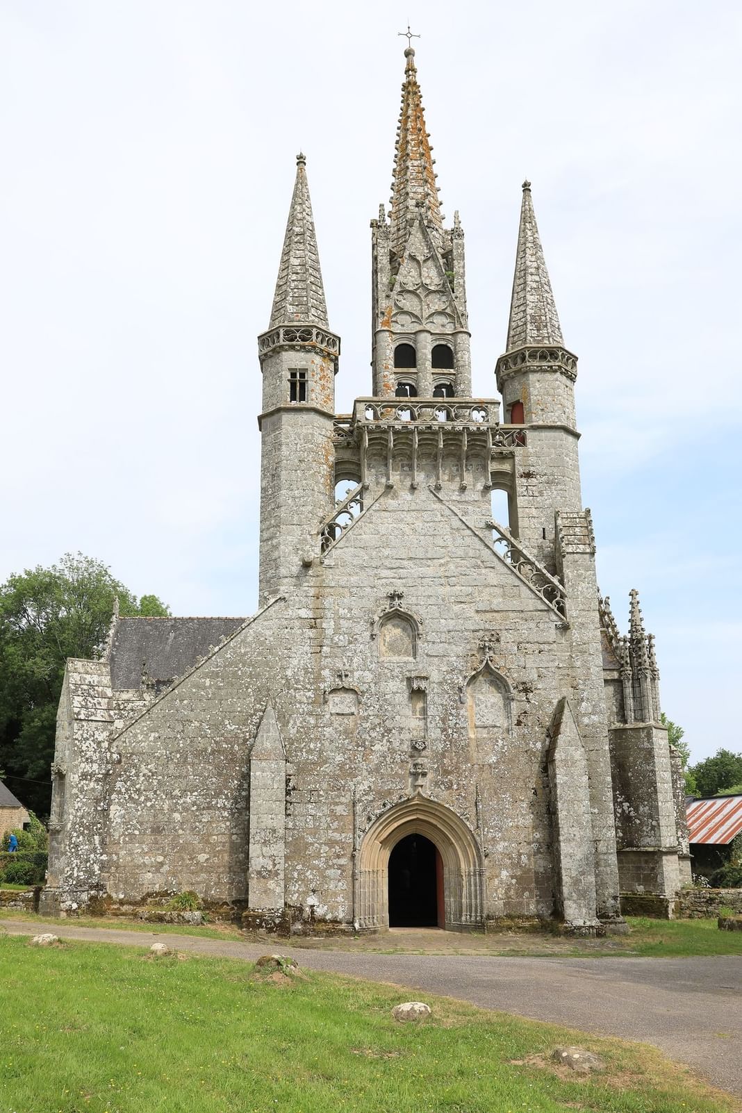 Vue extérieure et entrée de la Chapelle Saint-Fiacre près des Hôtels Oceania