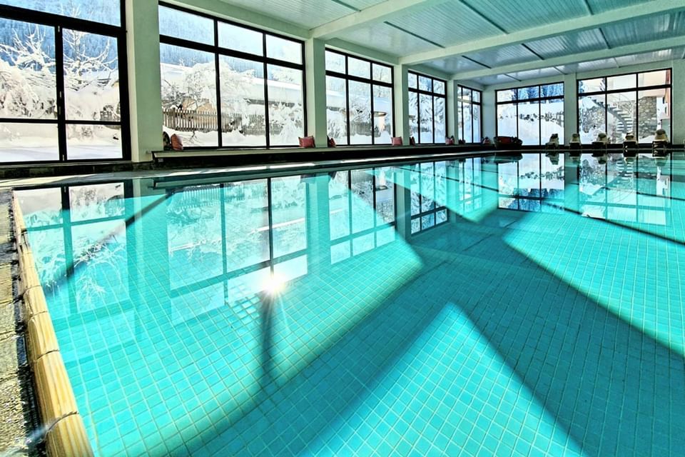 Hallenbad - sehr großzügig Wellnesshotel ...liebes Rot-Flüh im Tannheimer Tal in Tirol, Österreich in Grän
