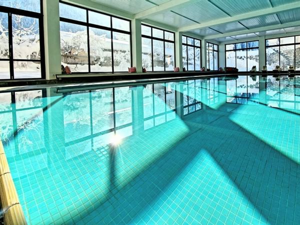 Hallenbad - sehr großzügig Wellnesshotel ...liebes Rot-Flüh im Tannheimer Tal in Tirol, Österreich in Grän