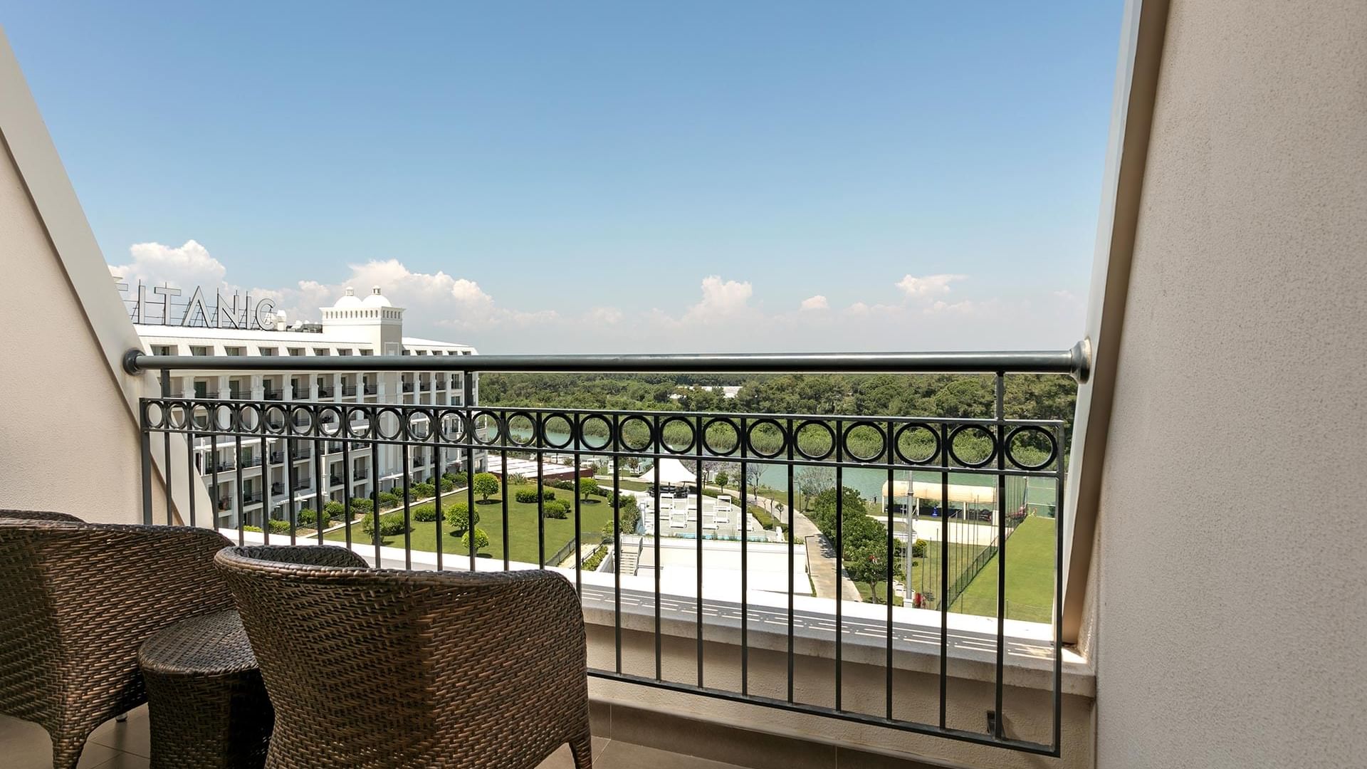 Titanic Deluxe Golf Belek’te Superior Oda balkonundan yemyeşil doğa manzarası.
